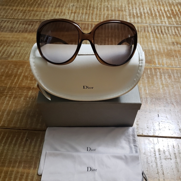 Dior Accessories - PRISTINE CD SUNNIES